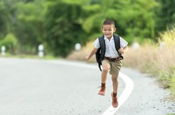 Enfant sur le chemin de l'école